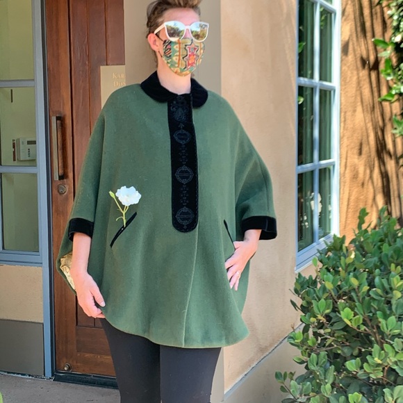 Vintage 50s Green Wool Cape with Velvet Trim - Picture 2 of 12